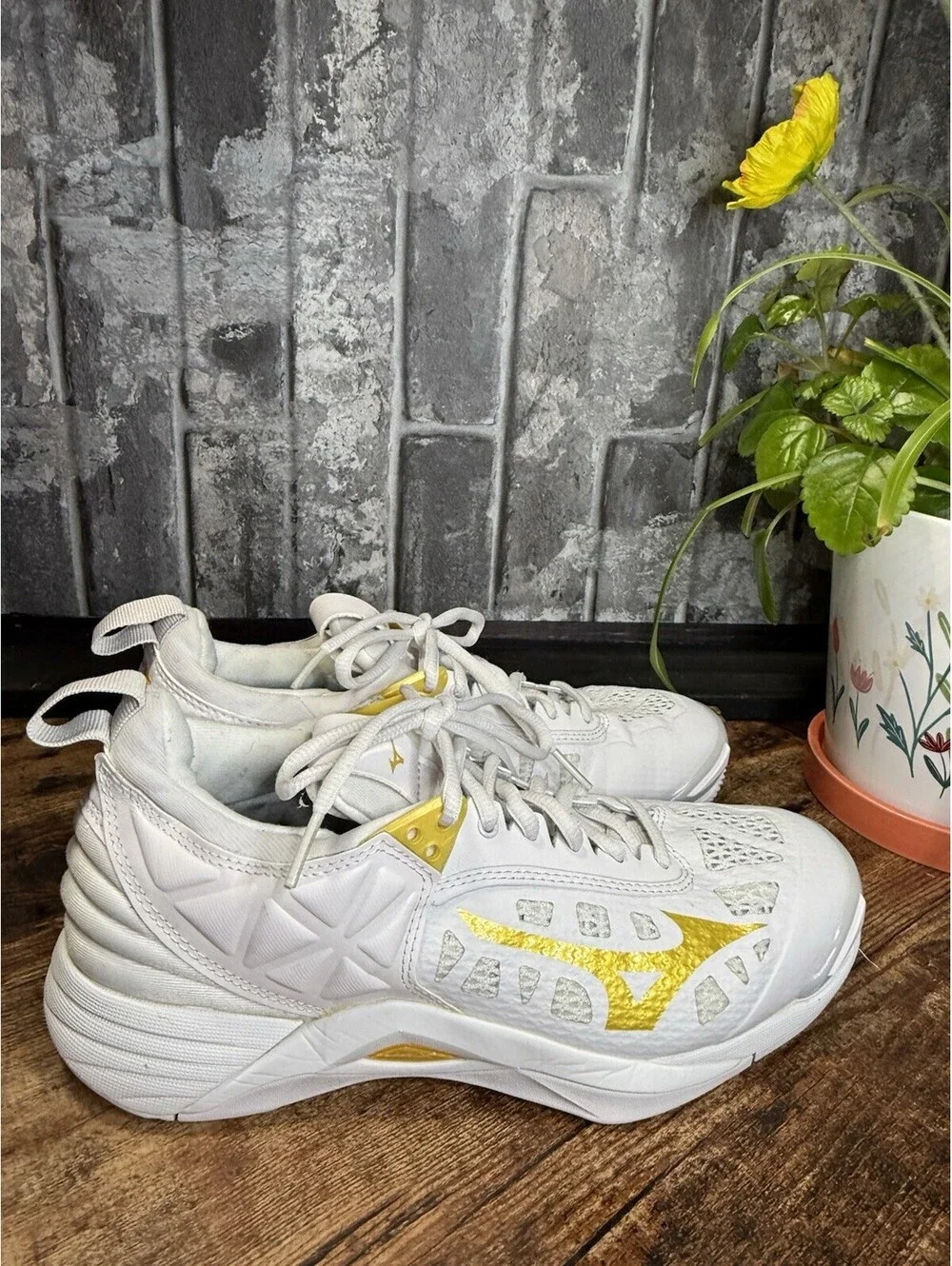 Mizuno White/Gold Low Top Lace-Up Men's Athletic Sneaker Style Code 430260